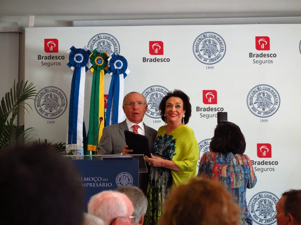 A professora Maria Beltrão foi o destaque em arqueologia. Ao receber a placa das mãos do presidente da ACRJ