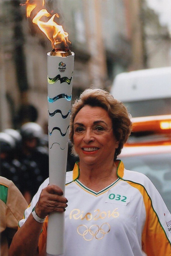 Maria Beltrão conduz a Tocha Olímpica Rio 2016